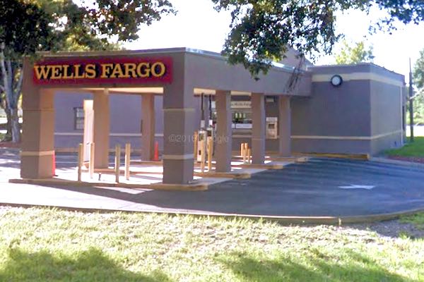 Vero Beach Wells Fargo call police about an ATM theft.